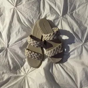 Intressekoll på dessa sandaler från Tamaris då de är något små.Storlek 37. Säljer för 300+ frakt🥰