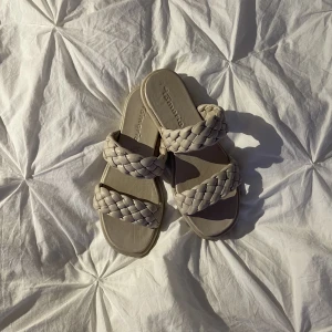 Tamaris Sandaler - Intressekoll på dessa sandaler från Tamaris då de är något små.Storlek 37. Säljer för 300+ frakt🥰