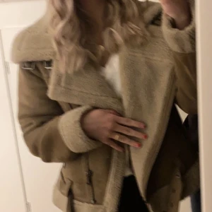 Mockajacka zara - Säljer min fina mockajacka från zara, sällan använd och i nyskick. Fin inför hösten💗 Nypris 1000. Skriv för fler bilder eller frågor (köpare står för frakt)💗💗