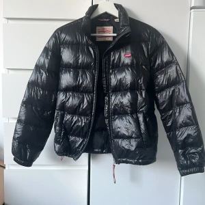 Levi’s jacka - Jackan är i använt skick men inga märkvärdiga skador eller liknande. Man kan dra åt jackan längst ner så den blir mer bomberaktig.   Köptes för 1200 kr på Zalando, säljes för 200 kr. 
