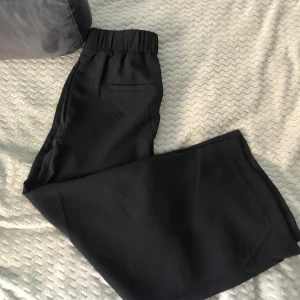 Svarta Kostymbyxor  - Helt nya, med lapp kvar, byxor från hm! Dem är endasttestade och säljes bara för att dem inte satt som jag ville!😊 