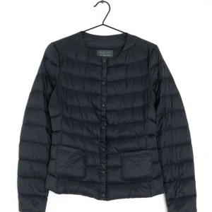 Snyggaste vår jackan!❤️‍🔥 - Säljer denna så så snygga jacka från Benetton. Begagnad men i nyskick.❤️‍🔥Tyvärr för liten för mig då sidan som sålde var i italienska storlekar. Skulle säga den passar de som har XS/S i tröjor, bra i ärmarna för mig som är 172. 