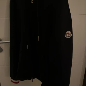 Magnus cardigan moncler kofta  - En mörkblå moncler zip up kofta för män i strlk M, köpt för 1 år sen och knappt använd och säljs för att den är för stor på mig. Pris går att diskutera 