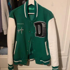 Donecarecn - Säljer min tvärfeta varsity jacka. Den kommer från @donecarecn. Använt runt 5-6 gånger väldigt bra skick. Säljer då den knappt kommer till användning.  Säljer den för  950kr Pris kan diskuteras vid snabb affär 