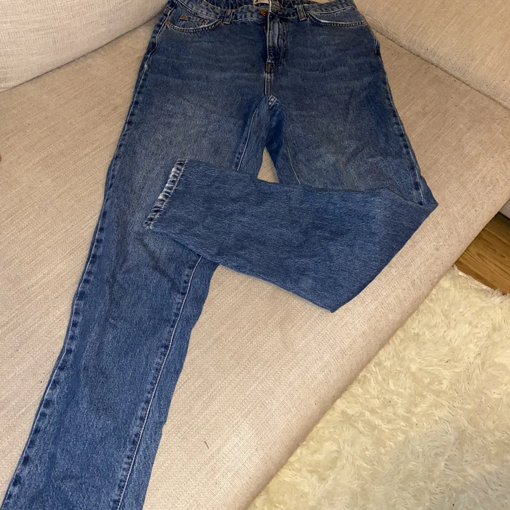 Mom jeans ifrån Gina Tricot strl 38 men passar även 36💕använda en gång så i väldigt bra skick. Inköpta för 599 kr.. Jeans & Byxor.