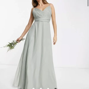 Balklänning  - Oanvänd balklänning från asos. Ordinarie pris 1200kr. Säljer då jag köpte den under corona och inte kom till användning.