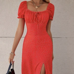 Prickig klänning 🧡❤️ - Fin prickig klänning som går i röd/orange med en slit❤️🧡