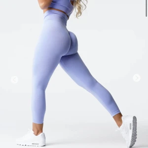 NVGTN leggings - Seljär dessa supersnygga och sköna NVGTN leggings som är använda ett fåtal gånger. Kvaliteten är som ny. Säljer eftersom jag inte tyckte färgen passade mig och har ett par andra. Originalpris är 595kr. Mitt pris är 450kr där frakten ingår. Har fler bilder