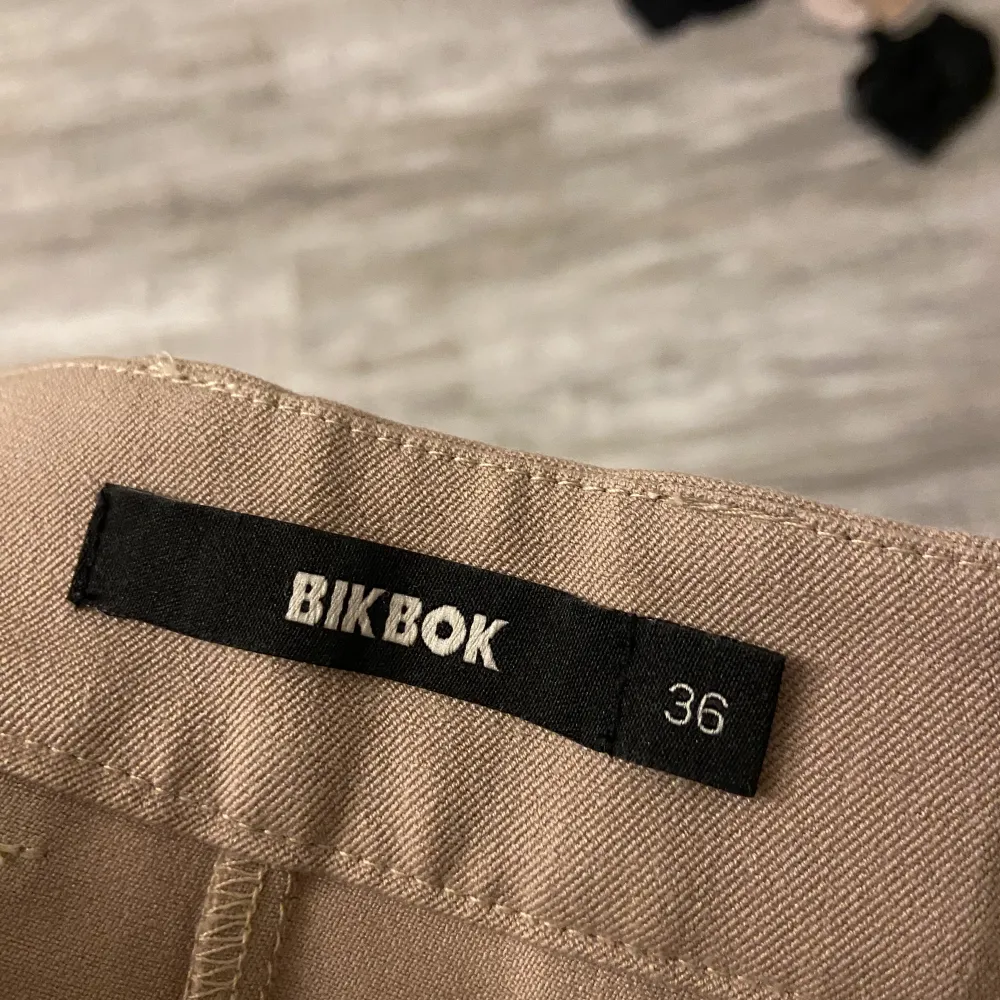 Från BikBok, använda 1-2 gånger, så superbra skick! 💕 långa i benen🥰 100kr + frakt . Jeans & Byxor.