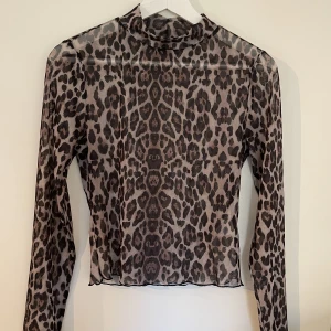 Långärmad Meshtopp - Jättesnygg meshtopp i leopardmönster från Gina🌸