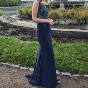 Balklänning - Det är nu dags för mig att sälja denna absoluta godbiten! Balkänningen är i en storlek XS men passar S.