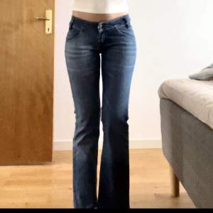 ⚠️Såldes för direktpris⚠️ Budgivning avslutas på fredag! köp direkt för 400  säljer ett par jättefina lågmidjade bootcut jeans som är köpta på stadsmissionen💐  midjemått: 74 cm och innerbenslängd: 76cm köparen står för frakten💗