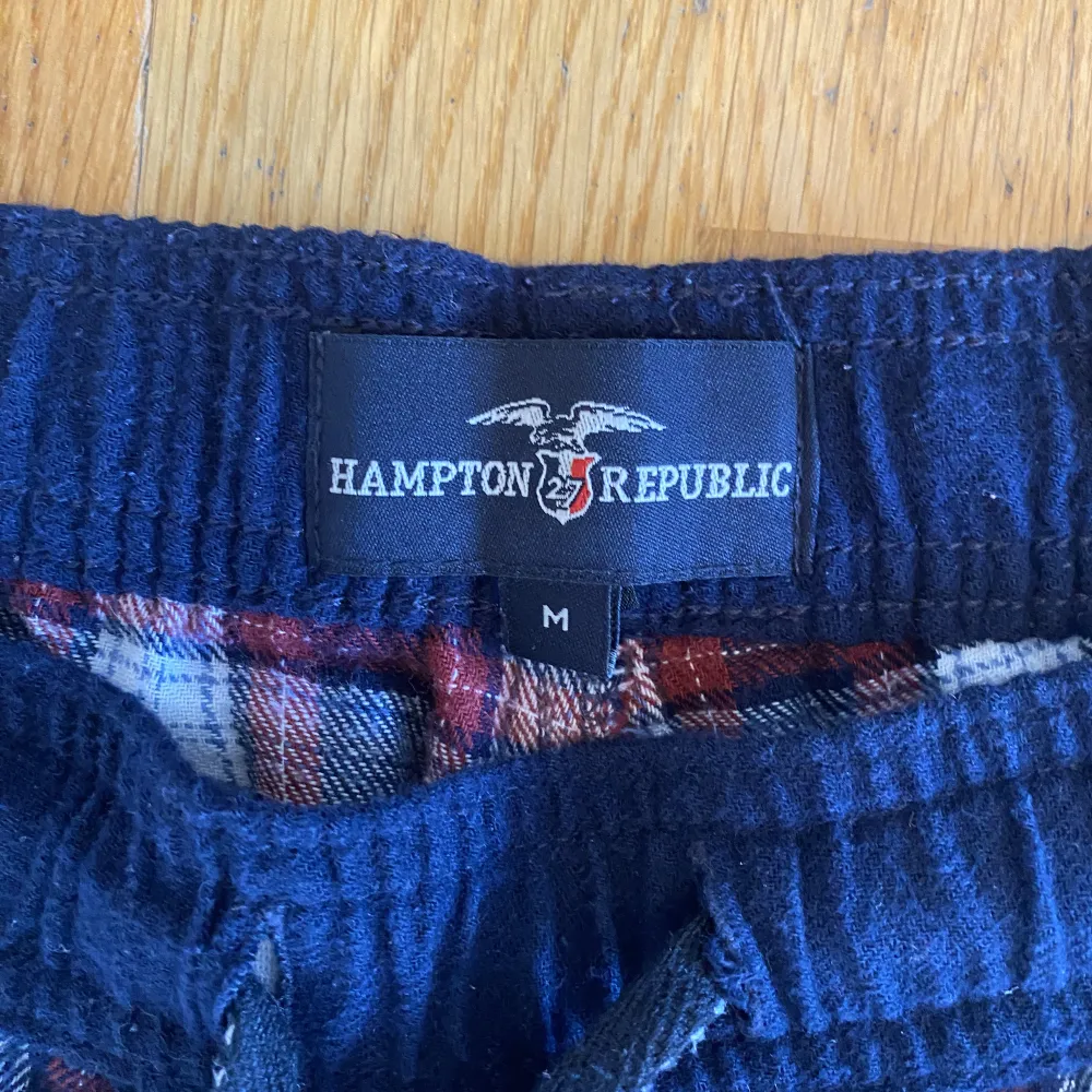 Säljer nu mina riktigt sköna pyjamasbyxor från Hampton Republic då de blivit något korta för mig.  Byxorna är i storlek M men passar S och är i 8/10 skick utan skador i materialet. . Jeans & Byxor.