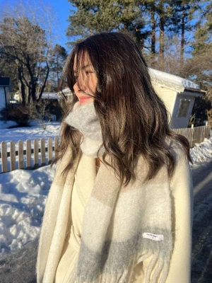 Halsduk  - En halsduk i vit/beige/grå färg med ett fint citat. Välj mellan ”jag älskar dig <3”, ”du är bäst! <3” eller ”fan vad fin du är”