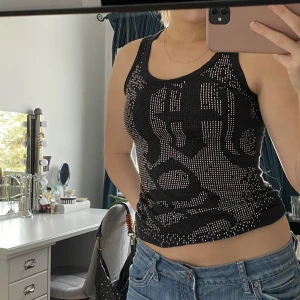 Linne - Linne med stenar på i storlek S. Köppt secondhand. Linnet är i fint skick. Frakt tillkommer på 49kr 💕