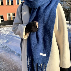 Halsduk  - En blå halsduk med ett fint citat väl mellan ”jag älskar dig <3”, ”du är bäst <3” eller ”fan vad fin du är”!