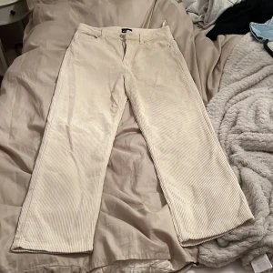 manchester byxor - manchester byxor från gina tricot, använda några gånger & då ena ”haken” gått av som visas i sista bild. annars jättefint skick! storlek 38 men är mer som en 36a