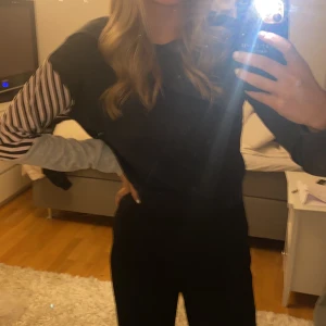 Victorias secret sweatshirt  - Använd ett fåtal gånger!! Är från Victoria sexters sport avdelning💕