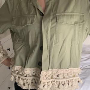 Zara jacka - Tunn supersnygg zara jacka med detaljer! Storlek s/m.