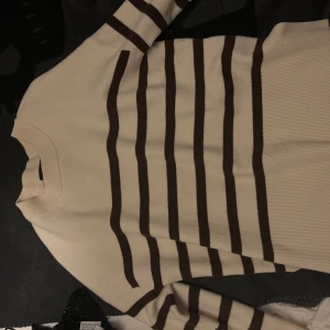Stickad tröja - Randig stickad tröja, storlek L. Sitter snyggt oversized på mig som vanligtvis är S. 200kr + frakt. Använd 3 gånger