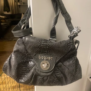 Väska  - Super fin mindre väska. Tillbehör - Liten plånbok/posch.  Axelrem  Bra med fack, Uppskattad storlek  B - 25 H - 14