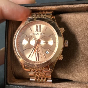 Äkta Michael Kors klocka - Helt oanvänd och inplastad mk klocka för kvinnor! Den funkar som den ska och kommer med orginal låda såklart! Pris går att diskuteras Vid snabb affär