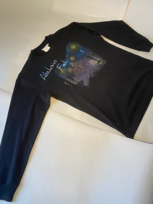 Handmålad tröja av Aleksio Feli - Handmålad sweatshirt i storlek S, 1/1 exemplar från Aleksio Feli