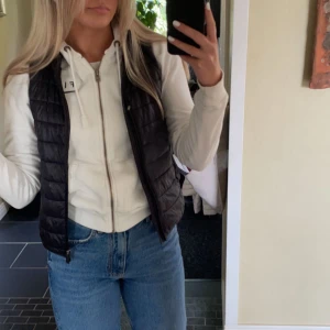 Svart väst - Svart väst. Superfin men används ej. Mycket bra skick. Hör av dig för mer information🤍🤍