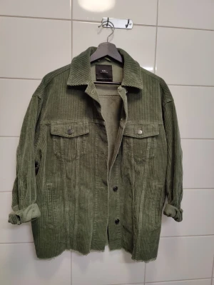 Grön Manchester jacka i oversized modell  - Säljer nu min jacka från Zara då den inte kommer till användning. Är i bra skick o är som sagt oversized så skulle även passa en s. 