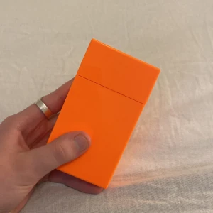 Cigg hållare  - Behållare för dina cigarretter. Det ända du behöver göra är att trycka på lådan (där jag ha tummen på tredje bilden) så öppnas lådan.  Den skyddar dina cigg från att bli vikta/ böjda och håller dom torra