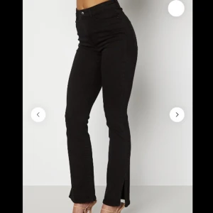 Jeans/byxor - Wendy Side Slit Jeans Black Denim från Bubbleroom. Byxorna är för stora men kan inte lämna tillbaka. Etiketter är fortfarande på. Nypris 549kr