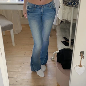Jeans med snygga fixkor - Jeans som jag har sytt om från skinny till ”bootcut”, där jag har sytt in ett annat jeans tyg. Innerbensmåttet är ca 81cm och midjemåttet 36cm. Jätte fina detaljer på fickorna och jätte fin jeansfärg😍 Säljer de då de är något korta på mig som är 178cm💗💕
