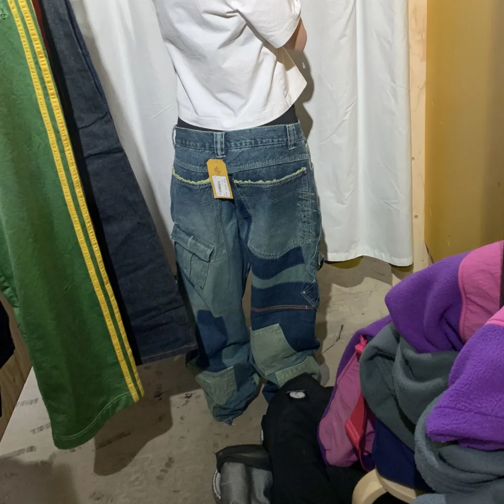 intressekoll på dessa beyond retro jeans!! skitnajs med patchwork detaljer och coola sömmar! jättefint skick, som nya. skriv för frågor! . Jeans & Byxor.