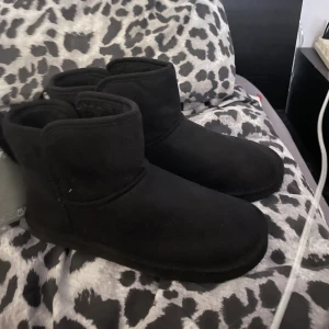 Uggs  - Helt nya Uggs från h&m. Endast testade då dom va fö små
