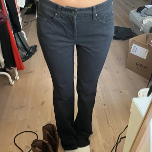 Lågmidjade jeans - Lågmidjade bootcut/raka jeans köpta secondhand! Jag är en Small och 169cm lång! De är mörkblåa❤️