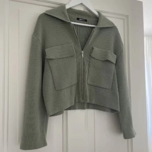 Stickad jacka från gina tricot - Säljer denna såå fina gröna stickade koftan från gina tricot❤️använd en gång