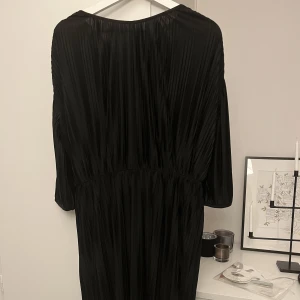 Svart klänning - Superfin svart långärmad klänning, går ner till vaderna på mig som är 1.68 ☺️