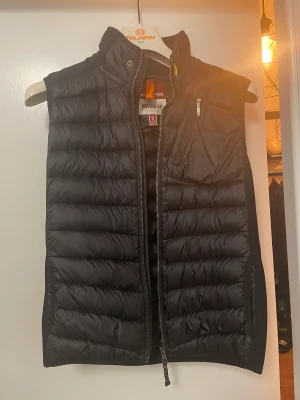 Parajumper väst  - Parajumper väst storlek s i väldigt fint skick. Färgen är mörk blå/grå