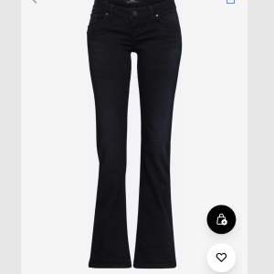Säljer mina valarie jeans! Jätte mörkblå färg så dom ser svarta ut 🥰 jättebra skick, nypris 725kr!