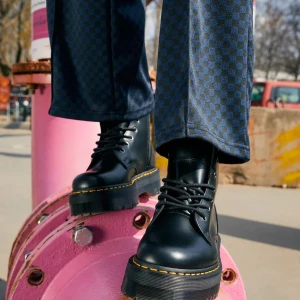 Dr. Martens Jadon - Dr.martens i modellen Jadon. Använt Max 3 gånger och ser ut som nya, är inte ens in gådda till min fot.  Nypris 2400, säljer för 2000.  Skickar fler bilder vid intresse! 