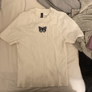 Topp - Hej. Säljer denna top från hm. Aldrig använt. Köpt för länge sen. 💞