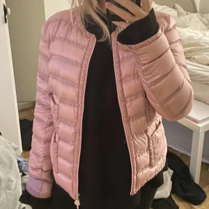 Moncler jacka - En superfin tunn jacka köpt på Sellpy, den är kvalitet och äkthetsbevisad, andvänd ca 2 gånger sen köpt där. Skriv för fler bilder, köpare står för frakt!❤️