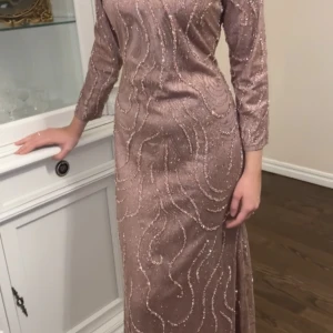 strl 38-40 - jätte fin ljus rosa klänning med massor av paljetter.