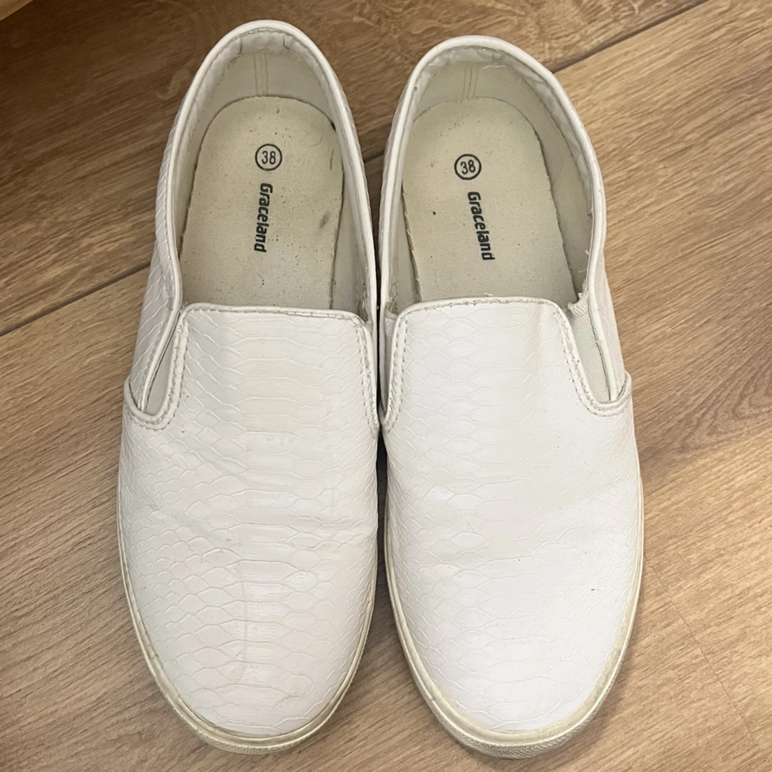 Låga skor i vit ormskinn / krokodilskinn - 90