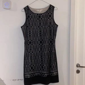 20atals, mönstrad klänning - Midiklänning, 20-tals, beiget undertyg, rak i midjan (flapperdress modell) i bra skick.