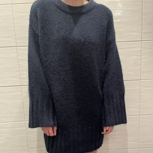 Stickad klänning  - Marinblå stickad klänning från Lindex. Super skön men aldrig använd. Storlek s men passar xs-m beroende på hur man vill att den ska sitta. Frakt är inte inkluderat i priset och betalning sker via Swish!!💙💙