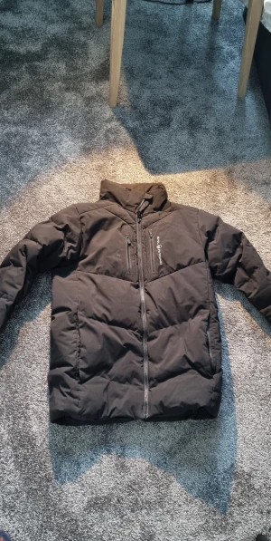 Sail racing Jacka (utan luva) - En Sail Racing jacka i gott skick som jag slutade använda för länge sen. Den har legat i min garderob nu ett tag och de är dags att sälja den. Vi kör budgivning, start 700 kr! De bara buda i kommentarerna eller priv så uppdaterar jag er i kommentarerna. 