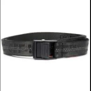 Off white bälte - Säljer mitt Off white bälte för har andra bälten jag använder, är en sak som sitter lite löst på frammsidan men kan fixa det innan. För mer information skriv.