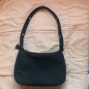Svart väska  - Säljer en så fin svart väska från Unlimit som jag har köpt i Danmark för ca 500 kr. Har några små små fläckar på insidan och utsidan men inget man märker. Säljer för 200 kr, pris går att diskutera💓Köparen betalar frakten❣️