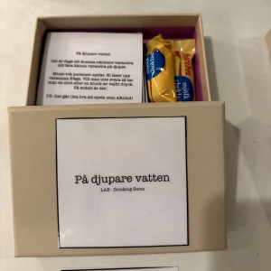 Dryckesspel - Dryckesspel för en lite roligare vardag!   På Djupare vatten!  Ett dryckesspel där fokus ligger på att lära känna varandra på djupet. Starta intressanta och djupa konversationer med nära och kära...